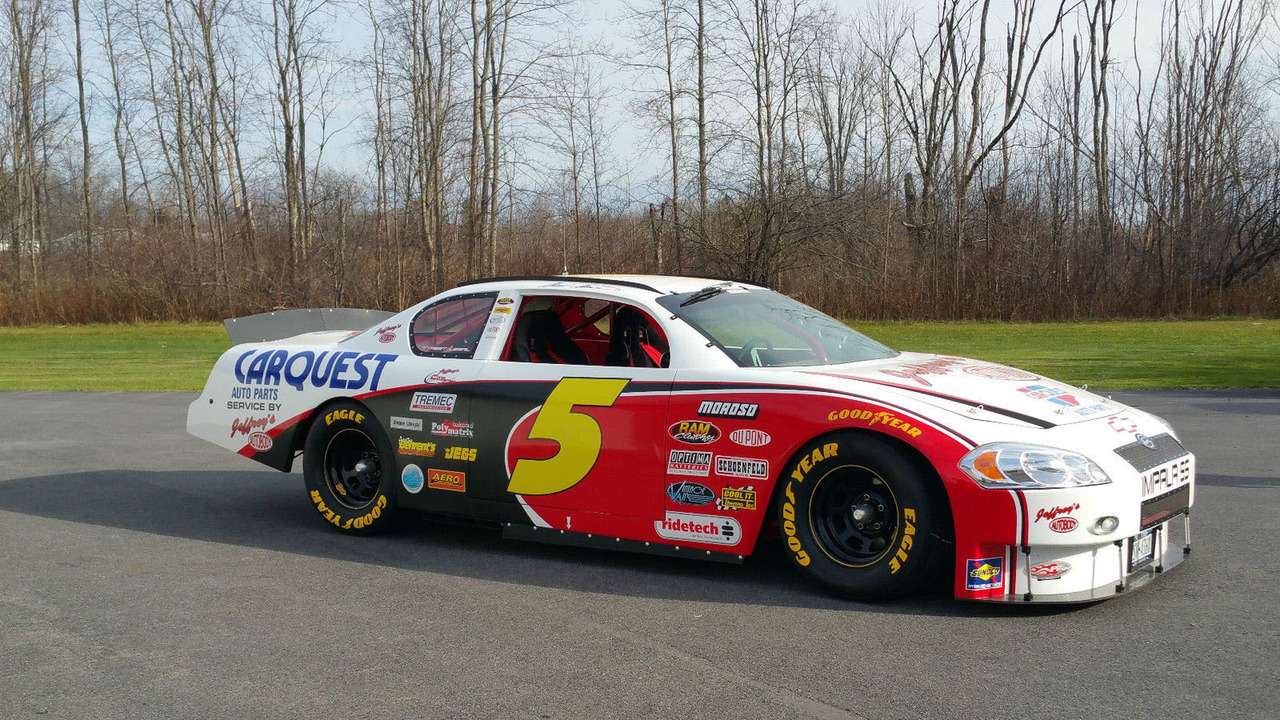 Болид NASCAR легально раскатывает по Нью-Йорку