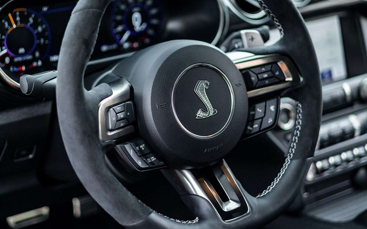 Руль сверкает стразами? Снимите все наклейки немедленно