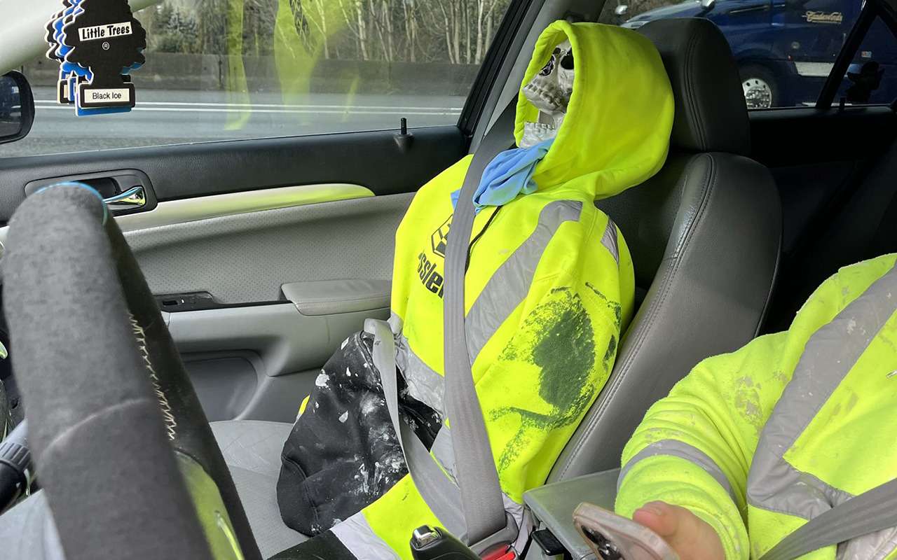 Скелет в худи в качестве пассажира: еще и не такое увидишь на дорогах