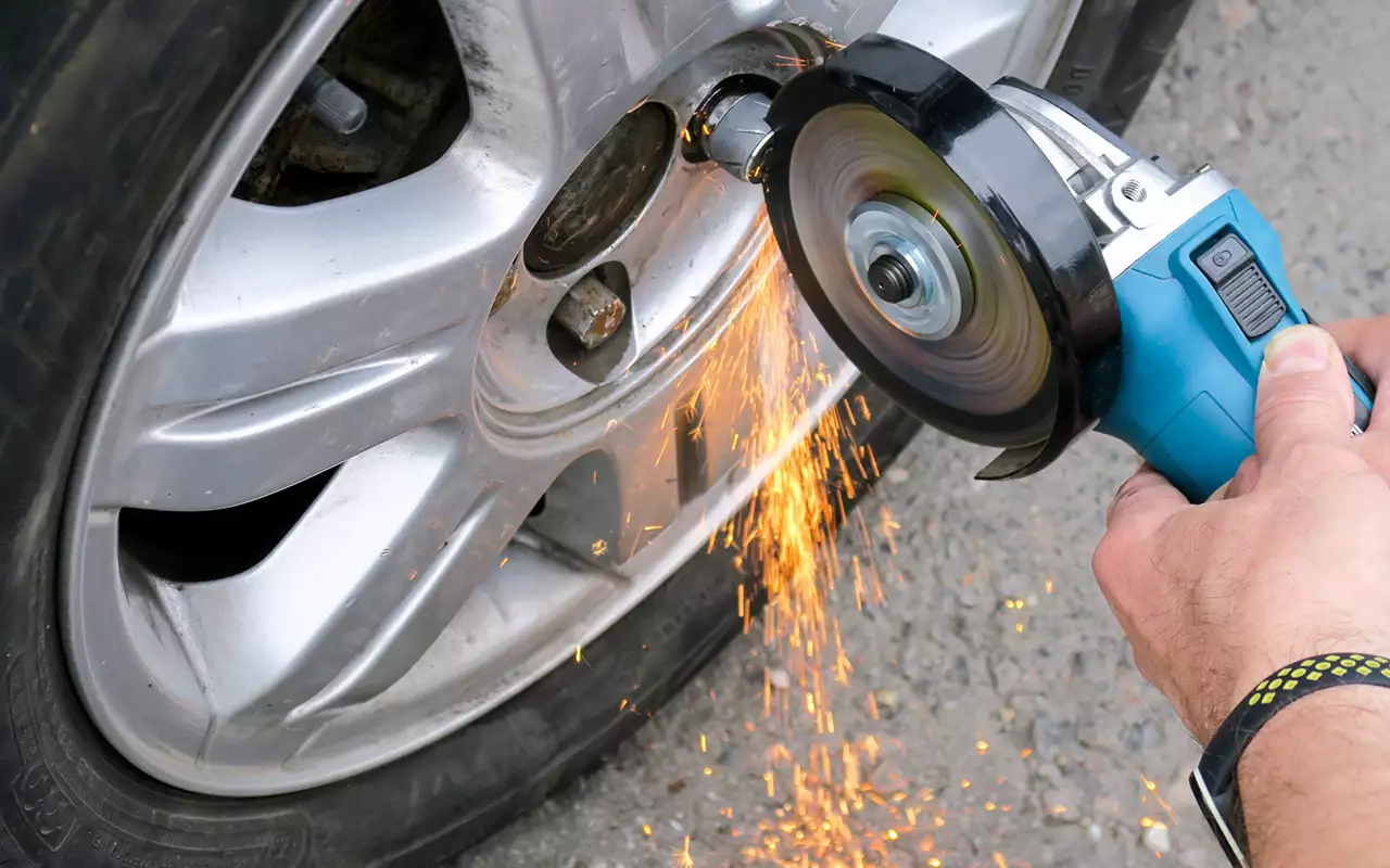 Болт или гайка: какая секретка не уступит экстрактору