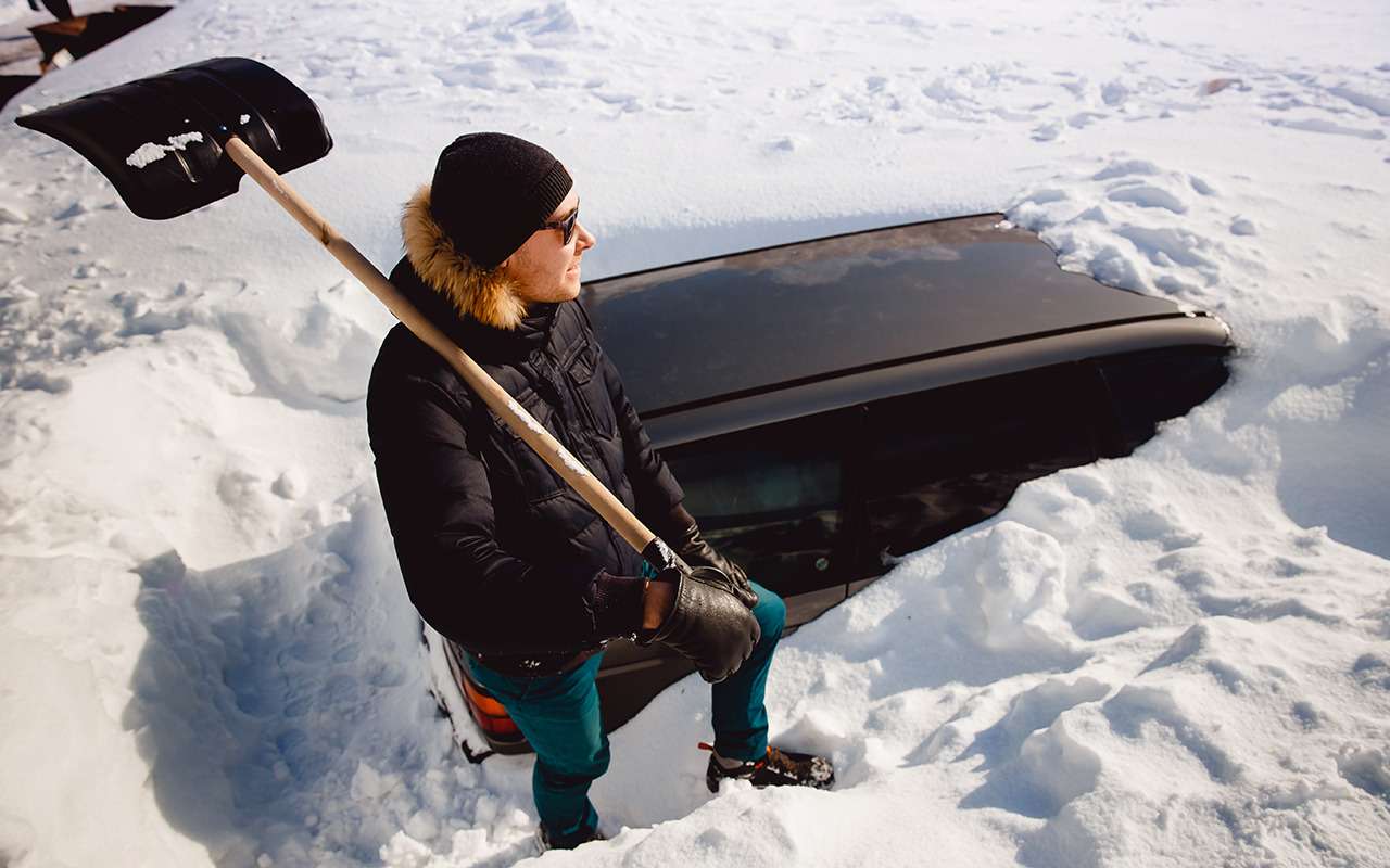 Если автомобиль зарывают в снег, к чему бы это? Странное видео удивило интернет