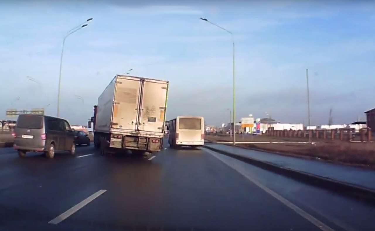 Виртуоз на фуре чудом ушел от столкновения (ВИДЕО)