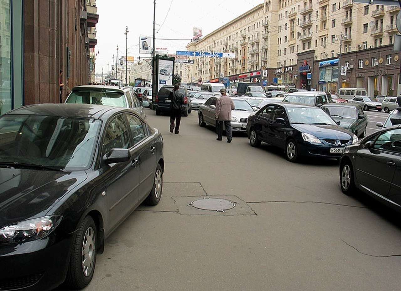 В центре Москвы все тротуары защитят ограждениями   