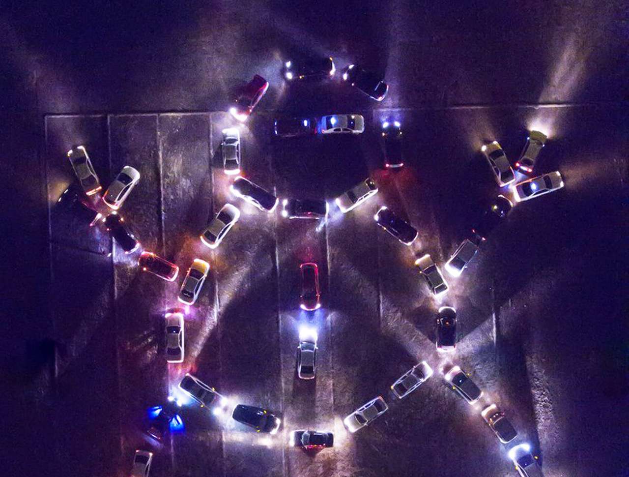 Фигурку снеговика «слепили» из автомобилей