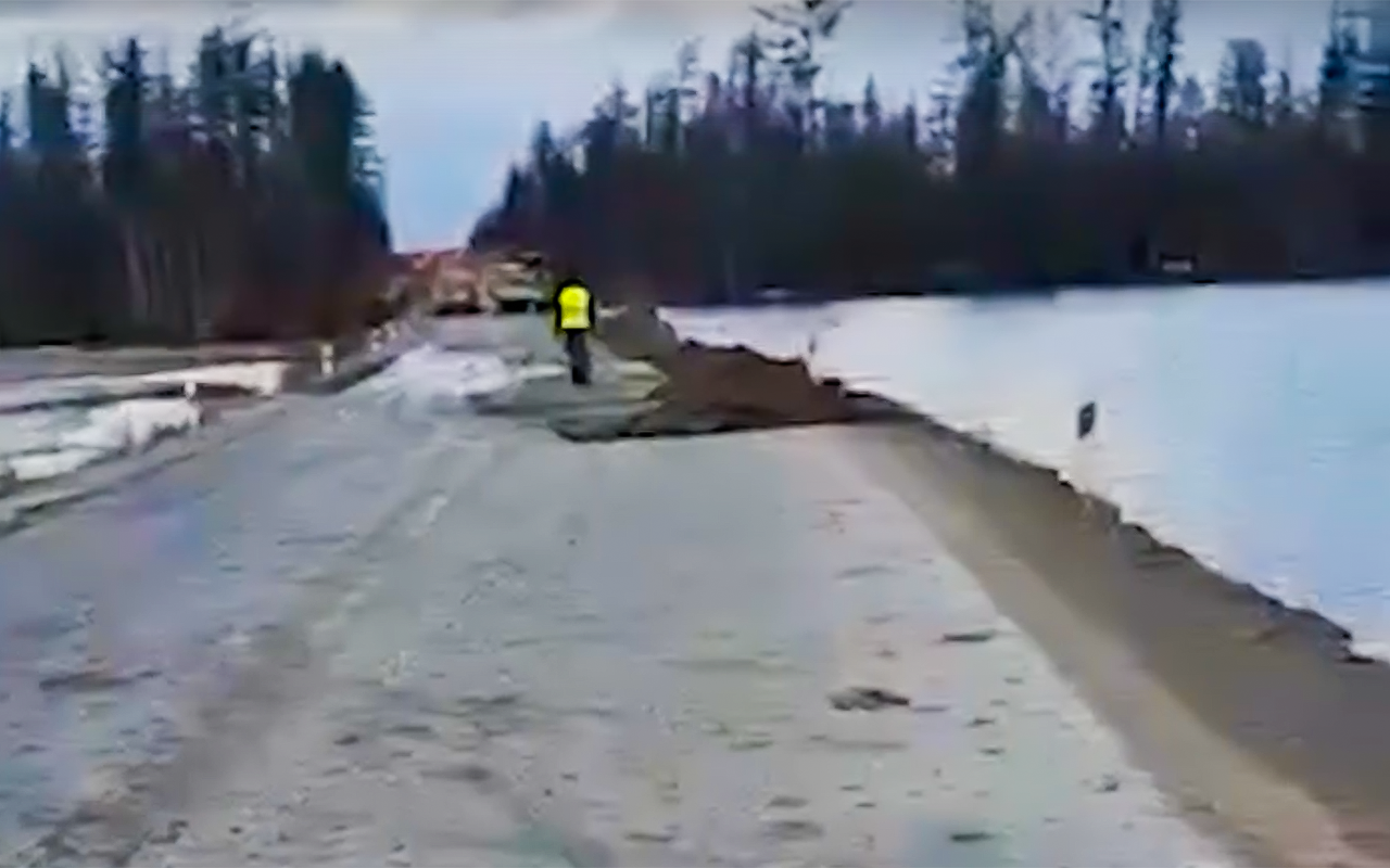 Смотрите, эту дорогу буквально смыло паводком (видео)