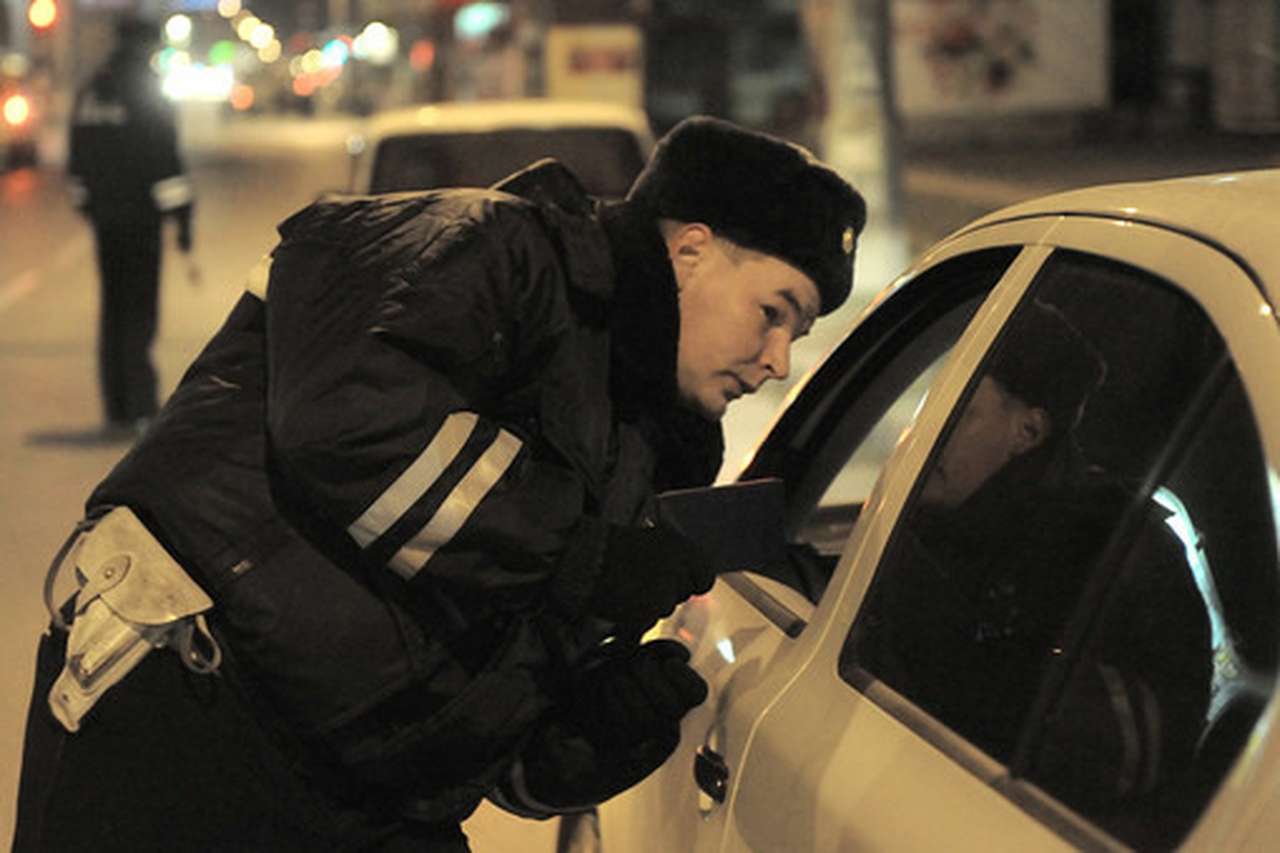 В Москве водитель протащил гаишника, зажав ему руку стеклом