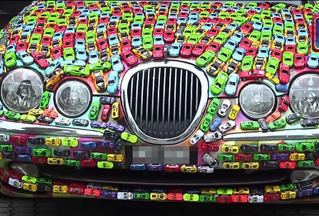 Причуда причуд: малаец инкрустировал Jaguar… игрушечными машинками