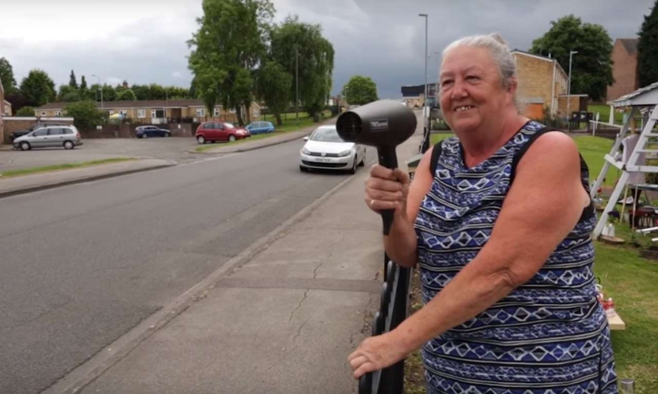 Пенсионерка с феном стала грозой автолихачей и звездой интернета