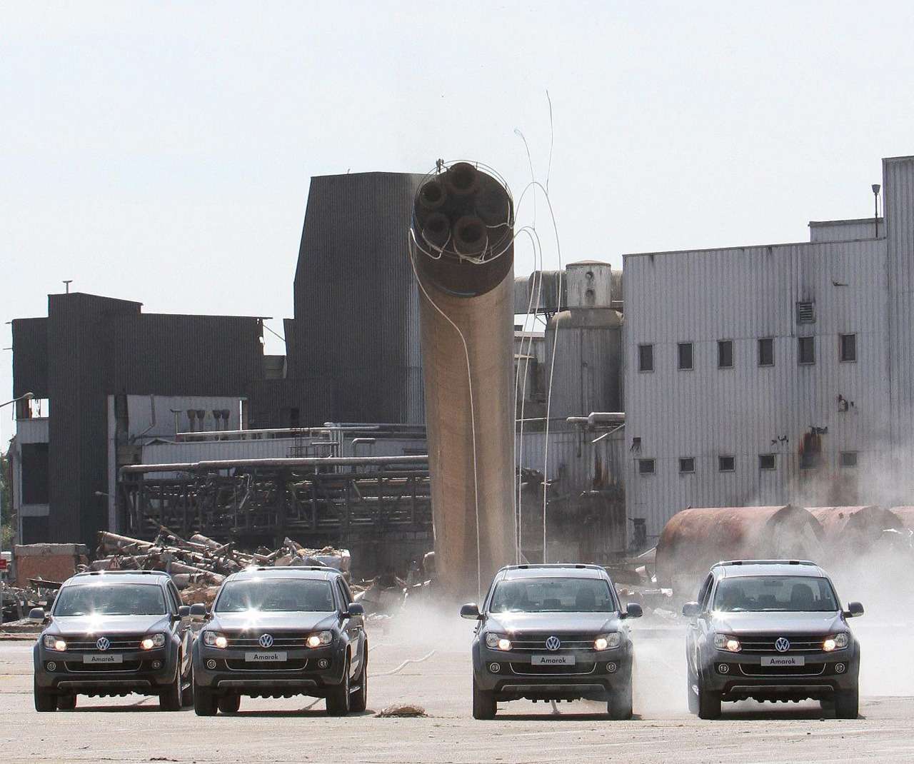 VW Amarok снес трубу в графстве Беркшир (ВИДЕО)