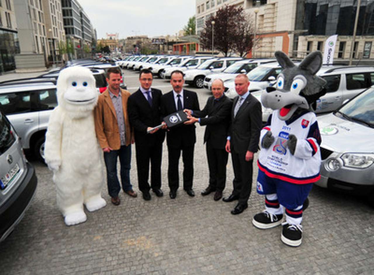 Skoda передала 40 автомобилей хоккеистам