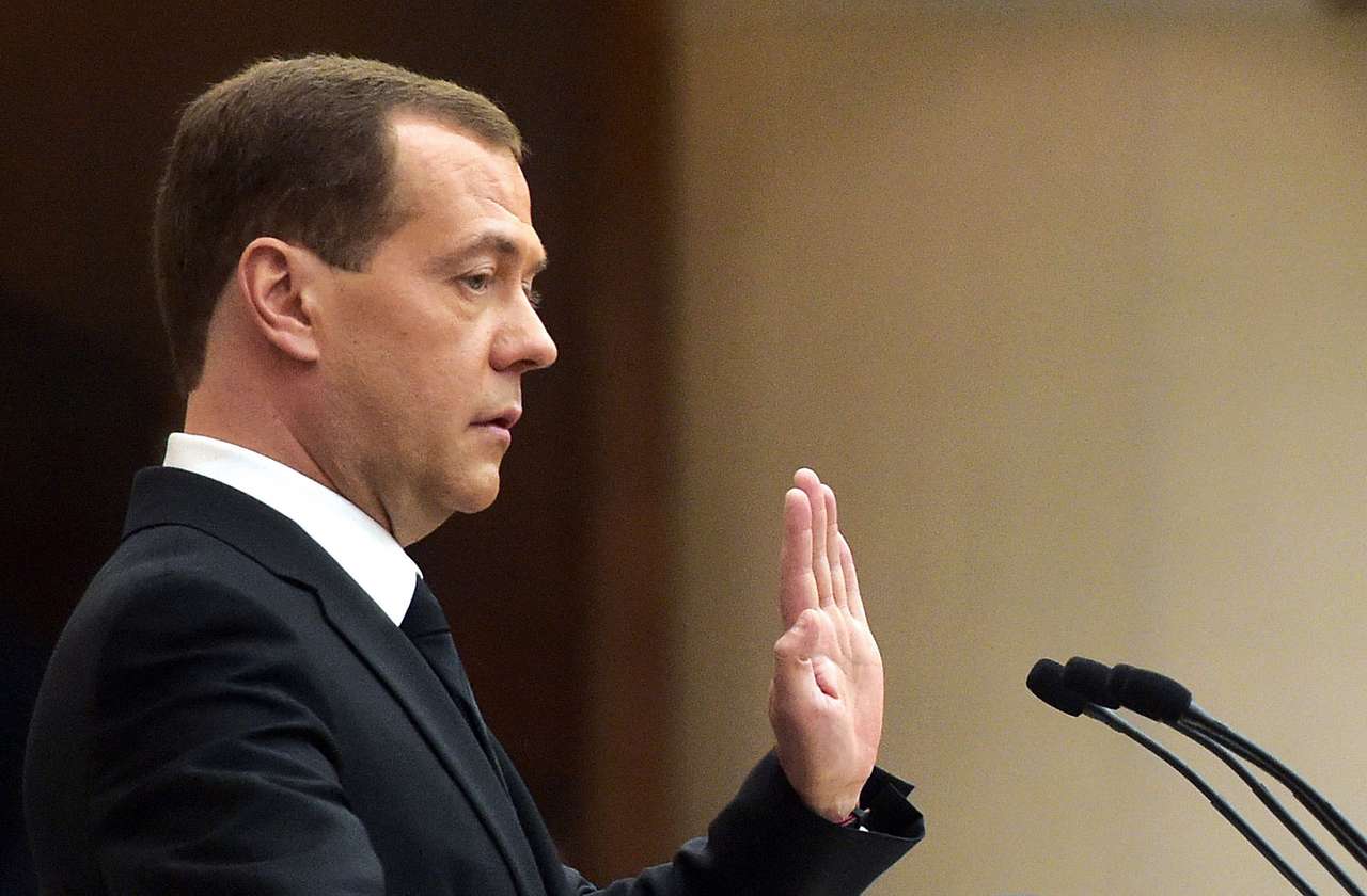 Медведев против отмены транспортного налога