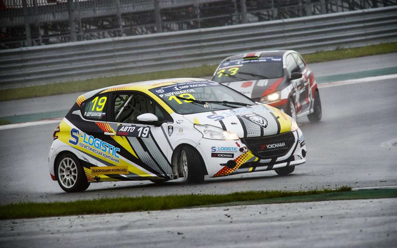 Рисковая стратегия и командные игры: как на Moscow Raceway решалась судьба побед СМП РСКГ