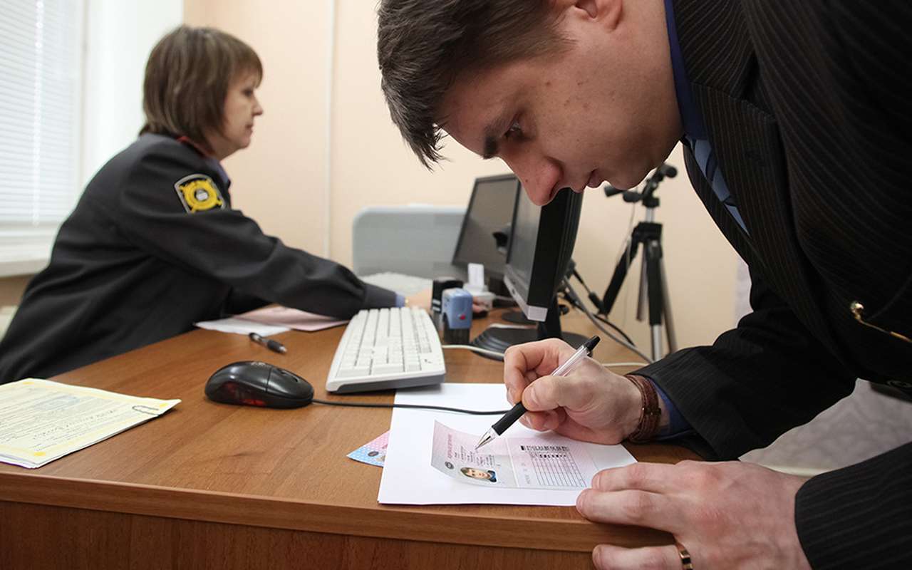 Водительские права действуют до 31 декабря — когда их надо заменить?