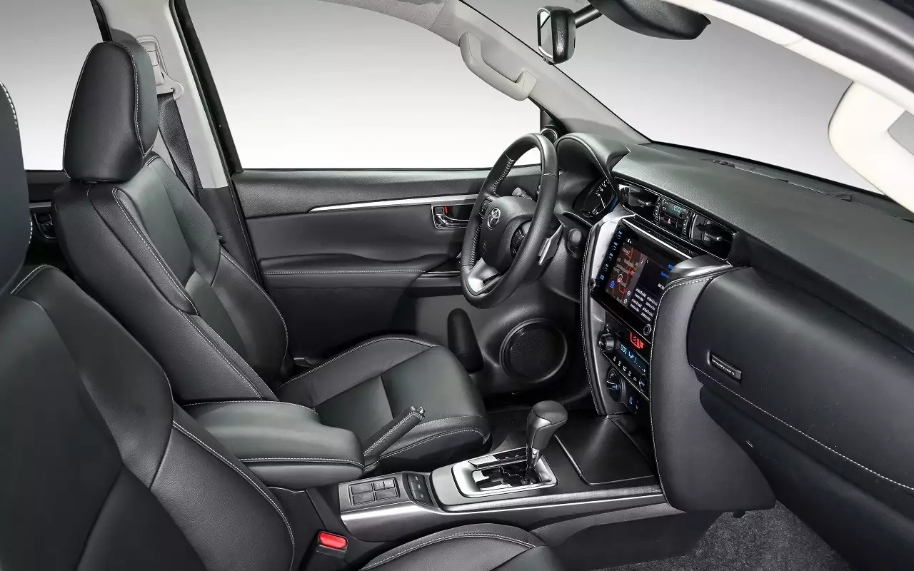 Интерьер Toyota Fortuner