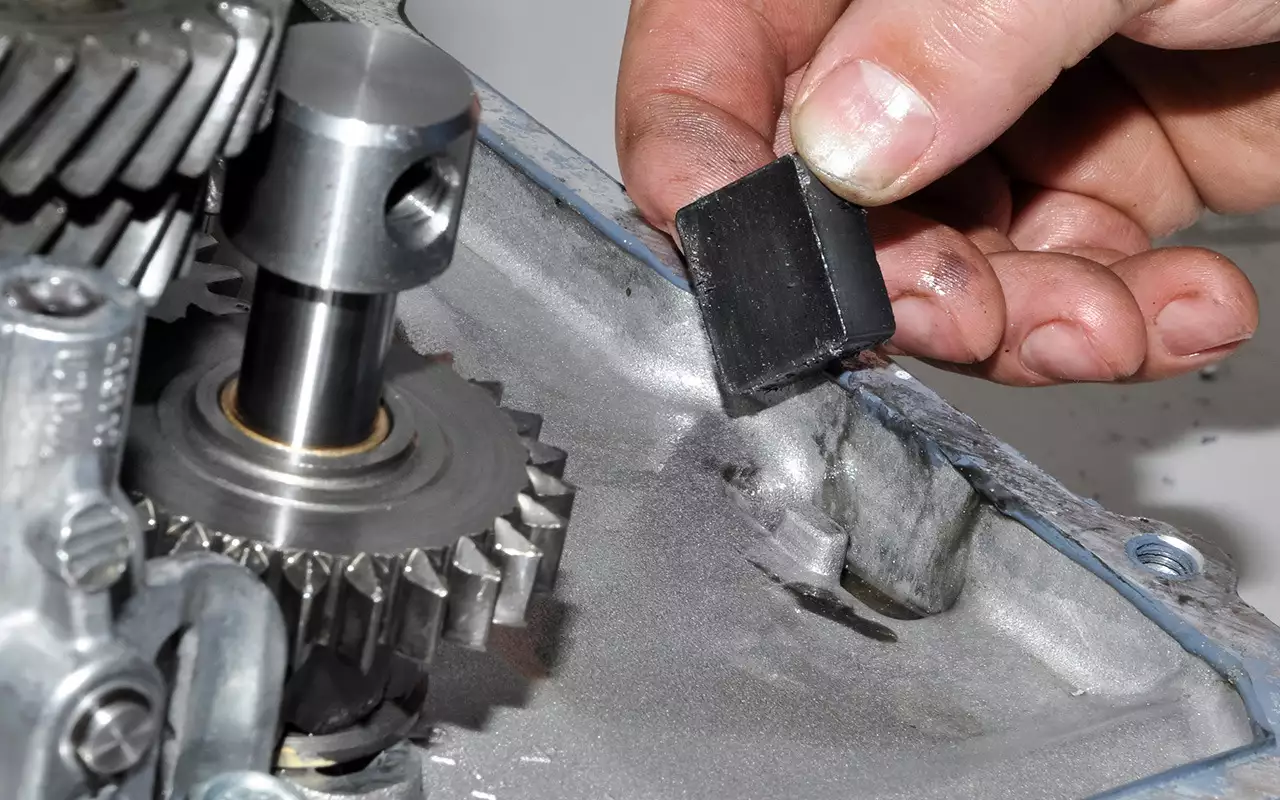 В корпусе вазовской коробки для переднеприводных автомобилей установлен ферритовый магнит. Слабенький. Хотя порой приходится наблюдать, что за пару десятков километров стружки он уже наловил.