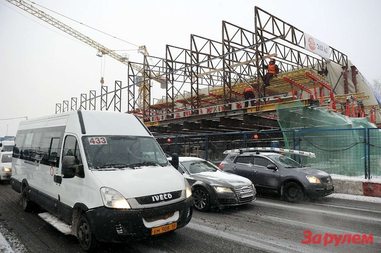 Металлические конструкции эстакады строятся под открытым небом, а бетонные – сзади, в «тепляке» 