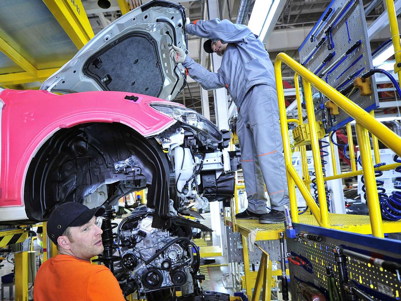 Производство легковых автомобилей в РФ в январе-июле снизилось на 0,7%