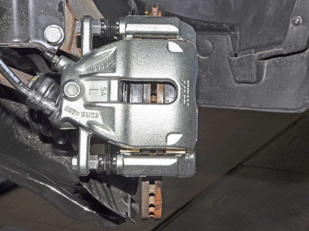 Замена колодок тормозных механизмов передних колес Renault Logan/Sandero