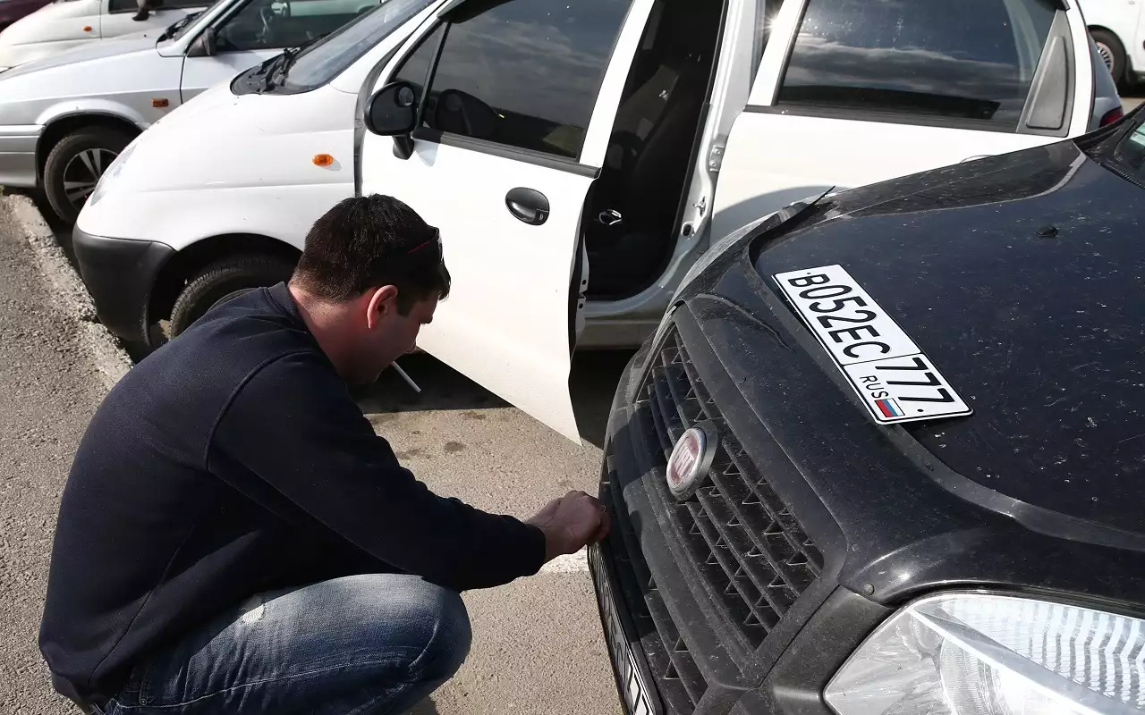 Номера без флагов запретили, но машин с ними меньше не стало — в чем причина?