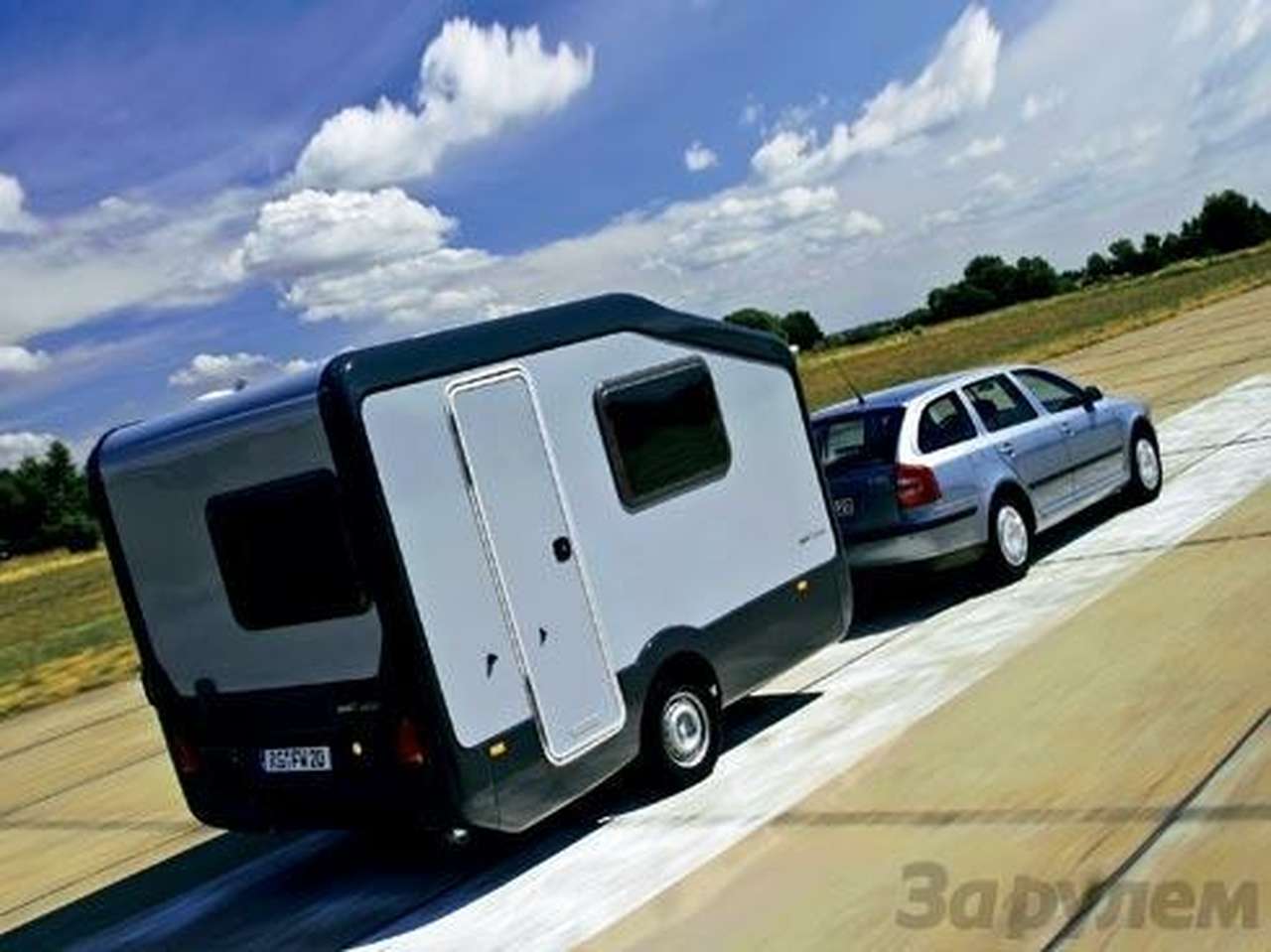 Караваны «Пол и Паола» (Poul & Poula) – одни из самых доступных, цена на них начинается с 6500 евро. Внутренние размеры – 3270х1950х1950 мм, 2–4 спальных места, полная масса 850–1200 кг в зависимости от модификации и комплектации.