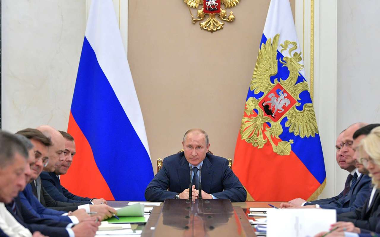 Путин: нефтяники ничего не теряют на стабилизации цен на топливо