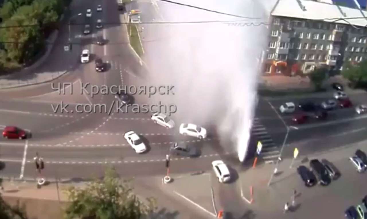 В Красноярске на проезжей части забили фонтаны