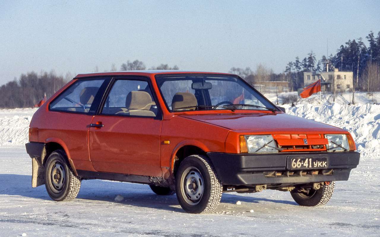 Ранний серийный ВАЗ‑2108 Спутник с «клювом» на передке.