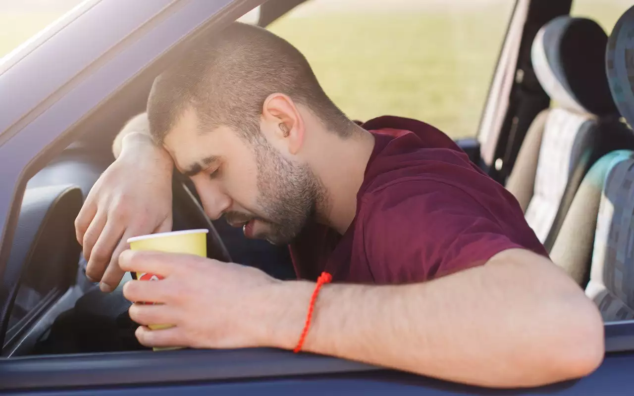 «Стеклянные глаза» и провалы в памяти: как распознать смертельную усталость за рулем