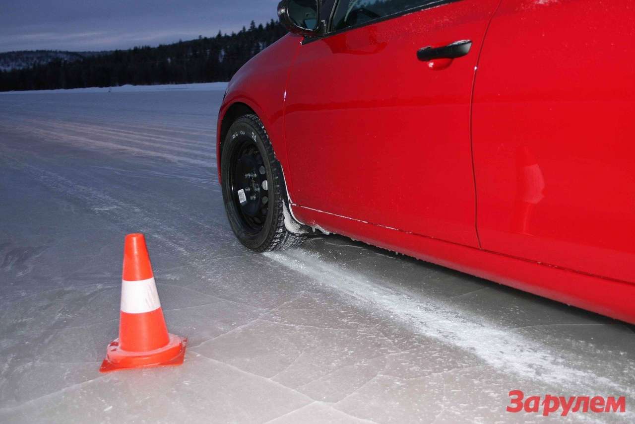 В ближайший выходной население страны, что на колесах, потянется к шиномонтажкам. Дольше тянуть погода не велит — пора становится на зимнюю резину.