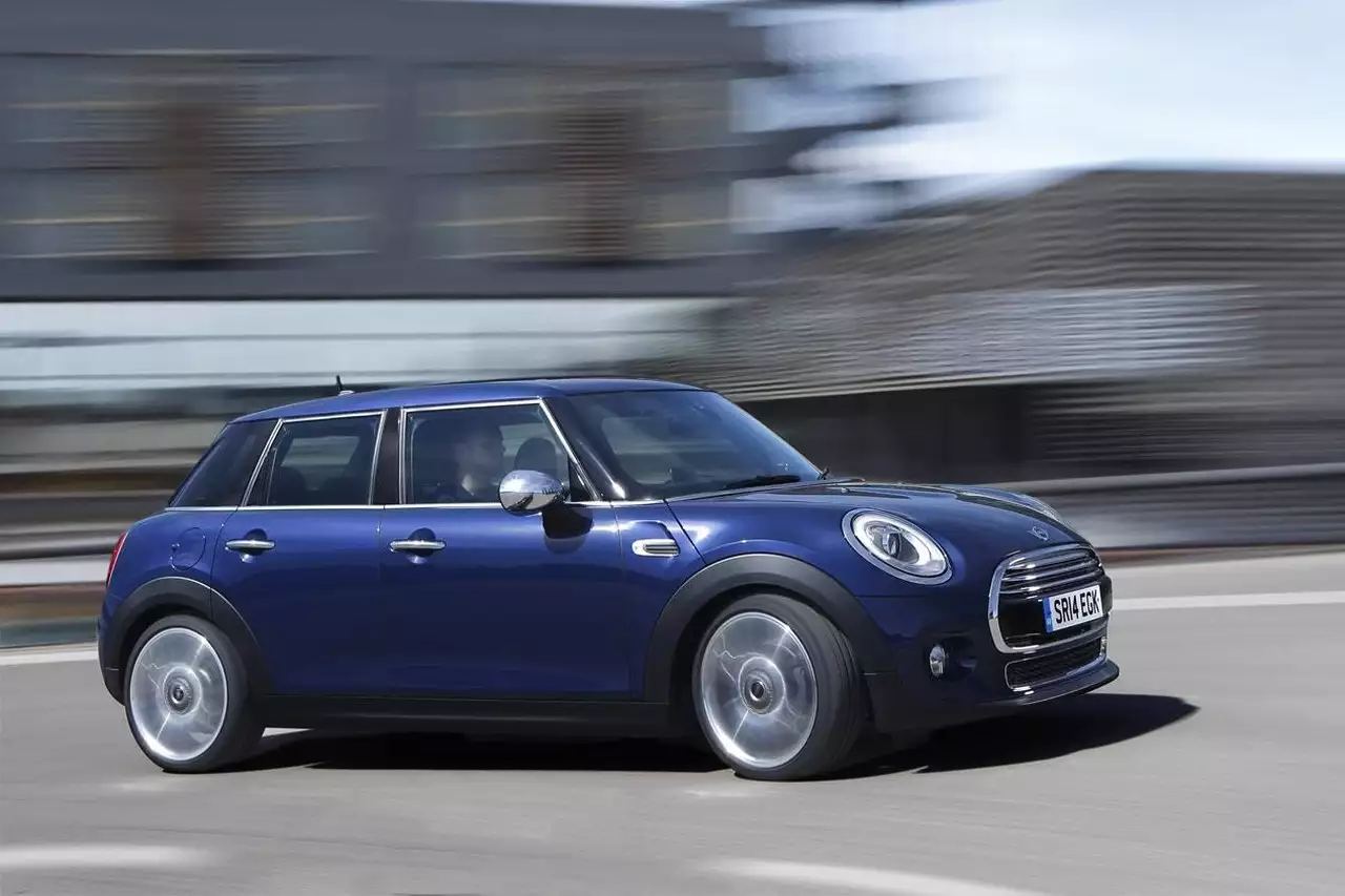 Хэтчбек MINI стал пятидверным
