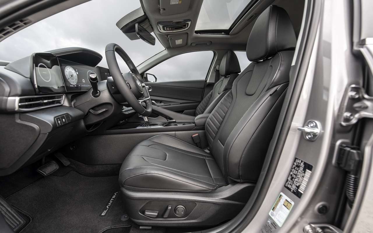 Интерьер Hyundai Elantra