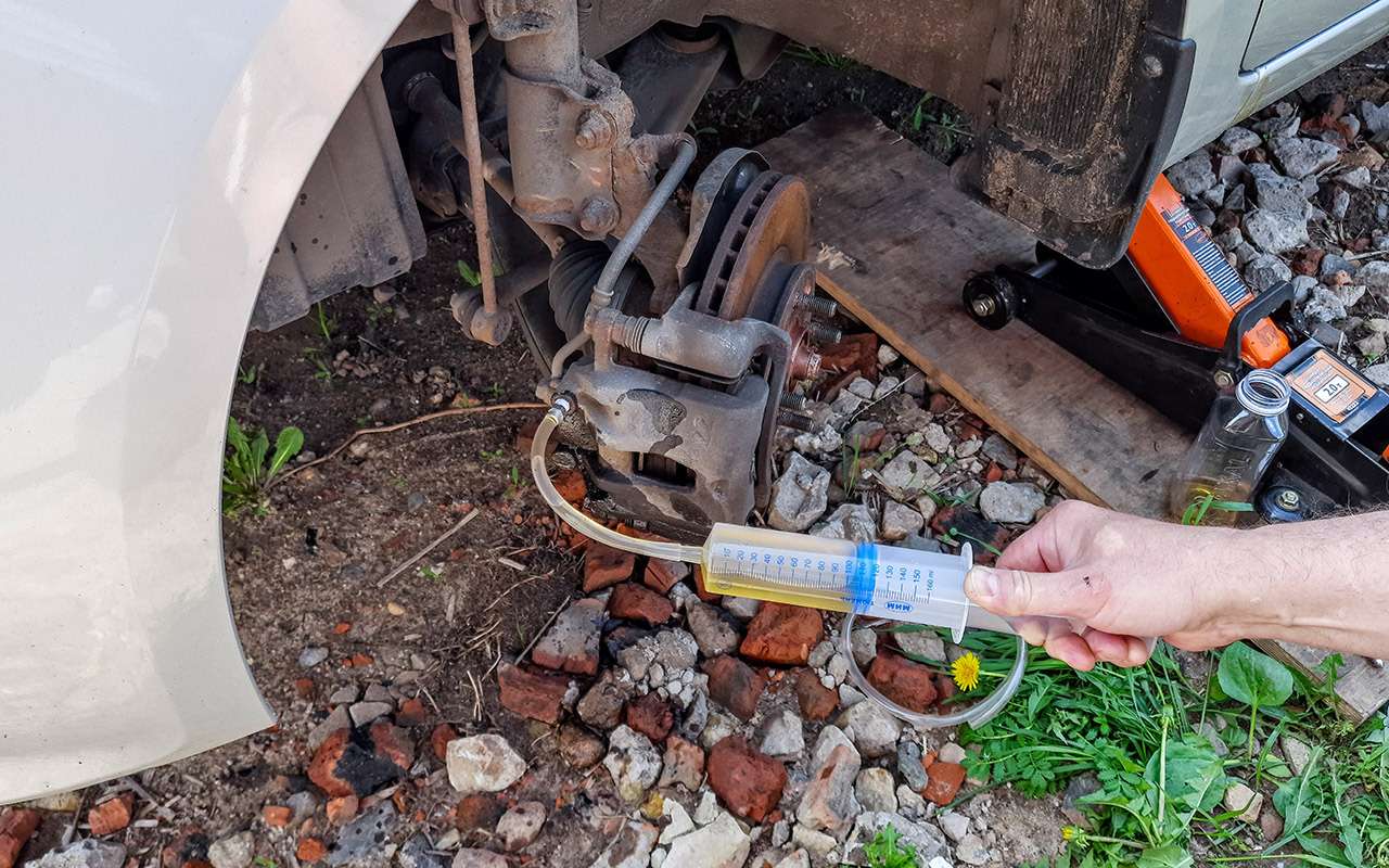 Герметизированный ФУМ-лентой штуцер с рассверленными отверстиями позволяет вытянуть 150 мл старой жидкости за минуту с небольшим.