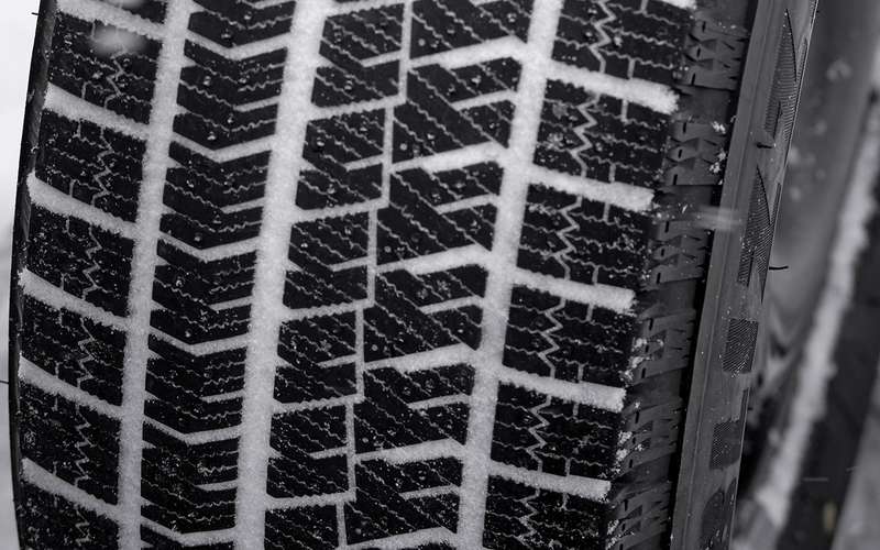 Зимние липучки отзывы. Bridgestone Blizzak Ice. Бриджстоун близак липучка. Липучка шины.