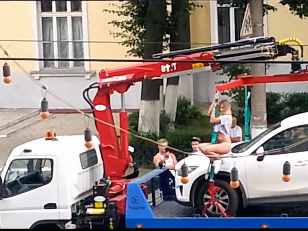 Видео со стриптизом на эвакуаторе попало в Сеть