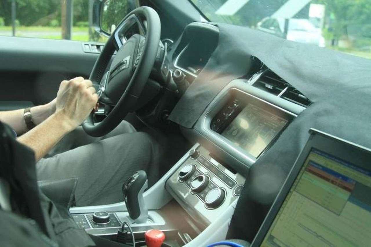 По традиции центральная консоль «Спорта» не отвесная, как у просто Range Rover, – она установлена примерно под 45-градусным уклоном