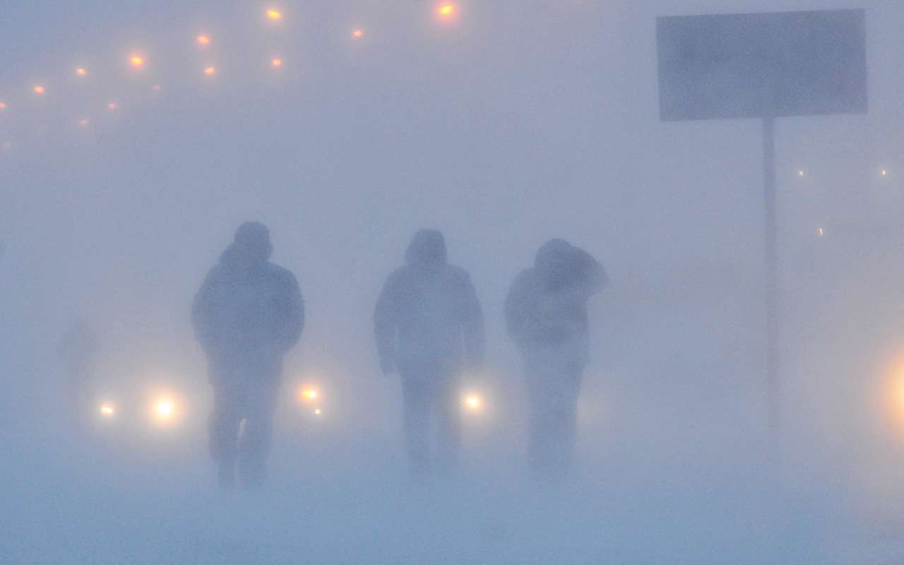 В Норильске бушует Черная пурга. Людей из аэропорта в город вывозили на вездеходах