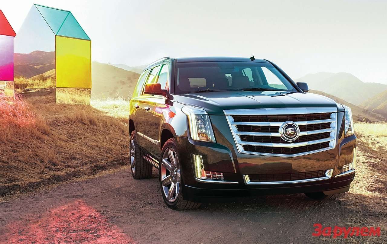 Новый «Эскелейд» официально относят к 2015 модельному году, хотя первые машины сойдут с конвейера будущей весной. Степень новизны, как почти у всякой современной машины, наверняка вызовет споры. Дизайн кузова новый? А колесная база прежняя, 2946 мм. Рама такая же? Но применены иные материалы. Та же «восьмерка» под капотом? Но отдача на 5–10% выше… В общем, новый, не усложняйте. 