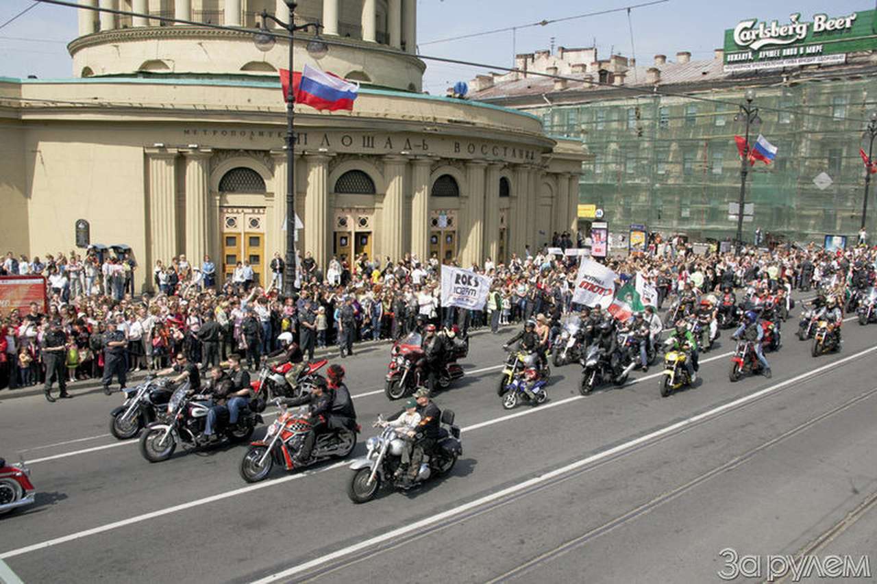 Ряженые  на  Невском