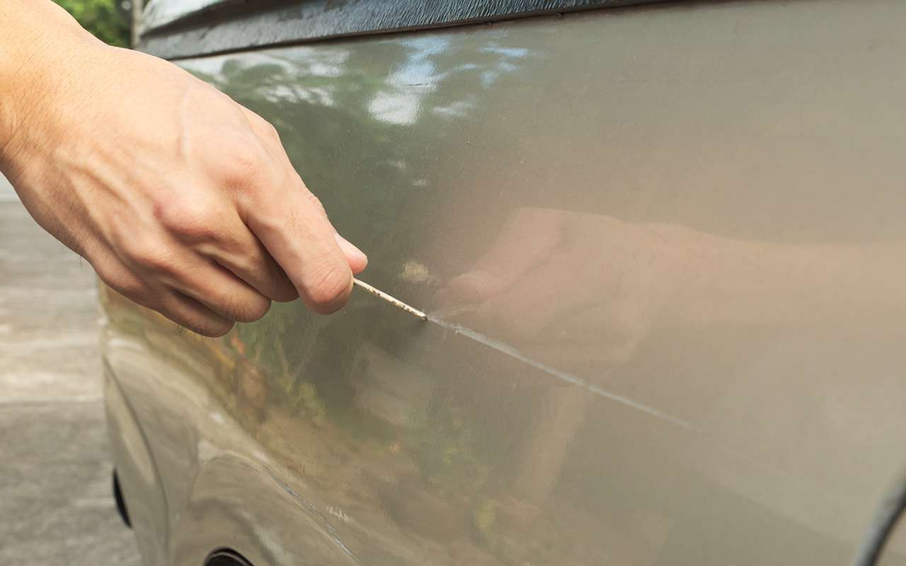 «Порежу, поцарапаю, оболью кислотой»: новые угрозы шантажистов