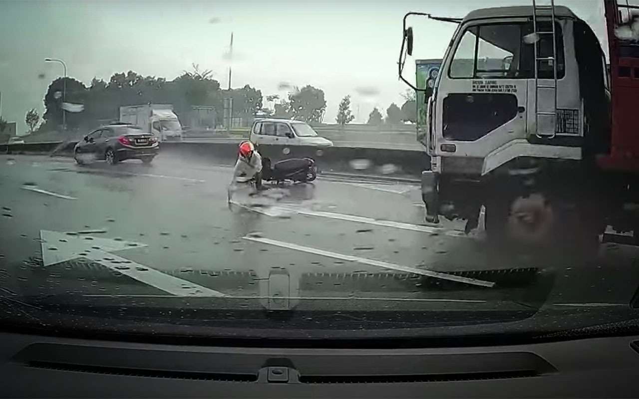 Мотоциклист и фура: спасла только быстрая реакция