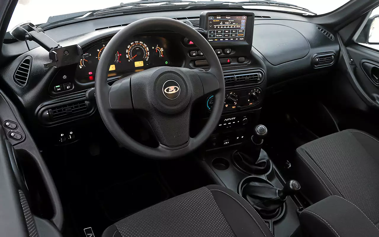 LADA NIVA Travel 2025 - фото в новом кузове: салон, вид снаружи, багажник