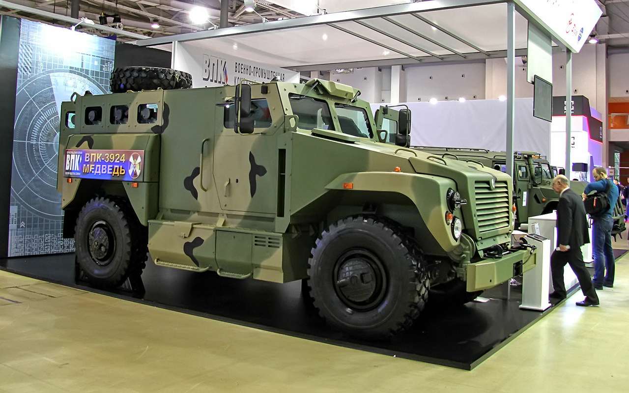 ВПК 3924 Медведь. Бронетранспортер боевой массой 12 тонн, с экипажем из двух человек, способный взять на борт 8 десантников. Автомобиль оснащен 300-сильным дизелем ЯМЗ-7601, способен развивать 90 км/ч на шоссе и до 35 км/ч по пересеченной местности. Запас хода достигает 1400 км. Привод, естественно, полный. Дорожный просвет – 500 мм. На машину возможна установка различных типов вооружения, в зависимости от выполняемых задач. Это могут быть как пулеметы различных калибров, так и установки ПТУР, автоматические гранатометы и др. Опытный образец.