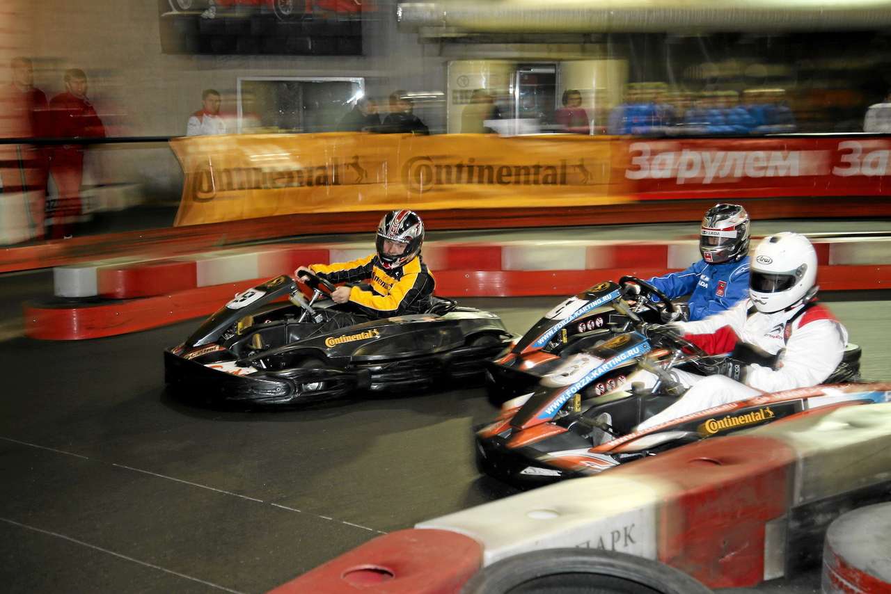 Широкая дорожка позволяла ездить и так – борьба шла плотная