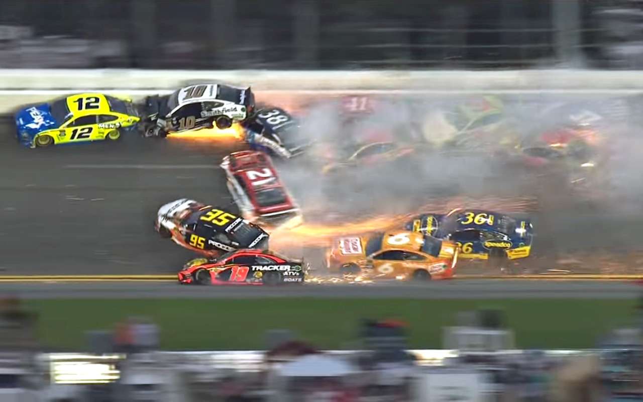 Заезд NASCAR закончился массовой аварией