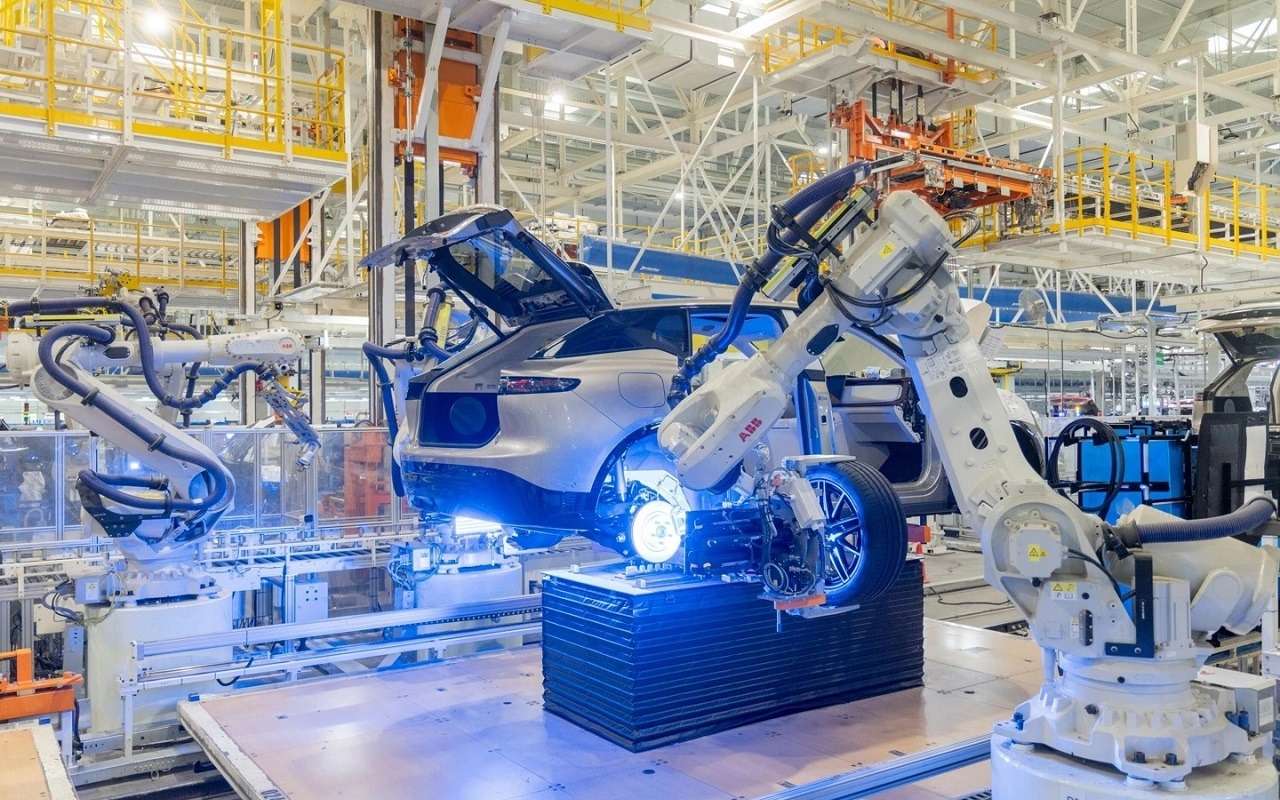 Новая машина каждые 40 секунд: подробности о модернизации технологичного завода