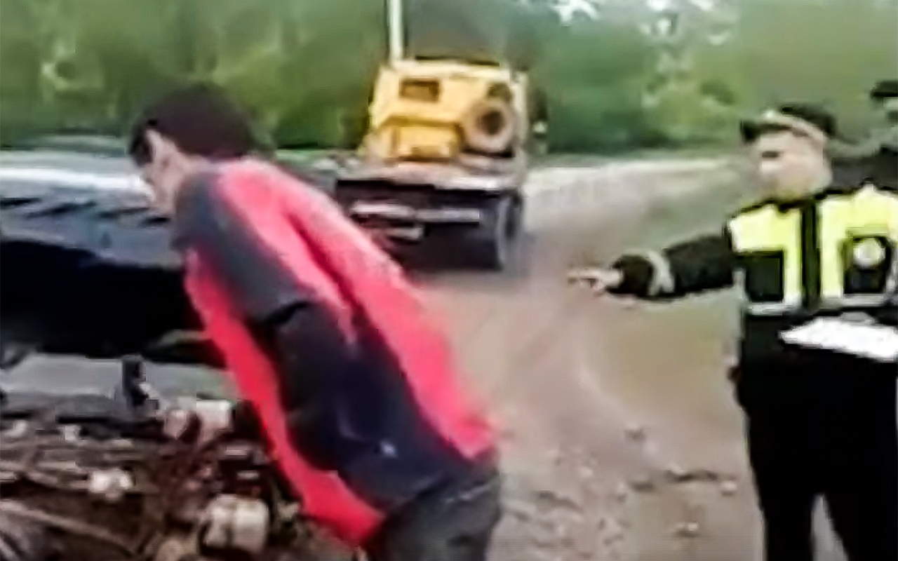 Не доставайся никому! Задержанный водитель разбил машину молотком (видео)