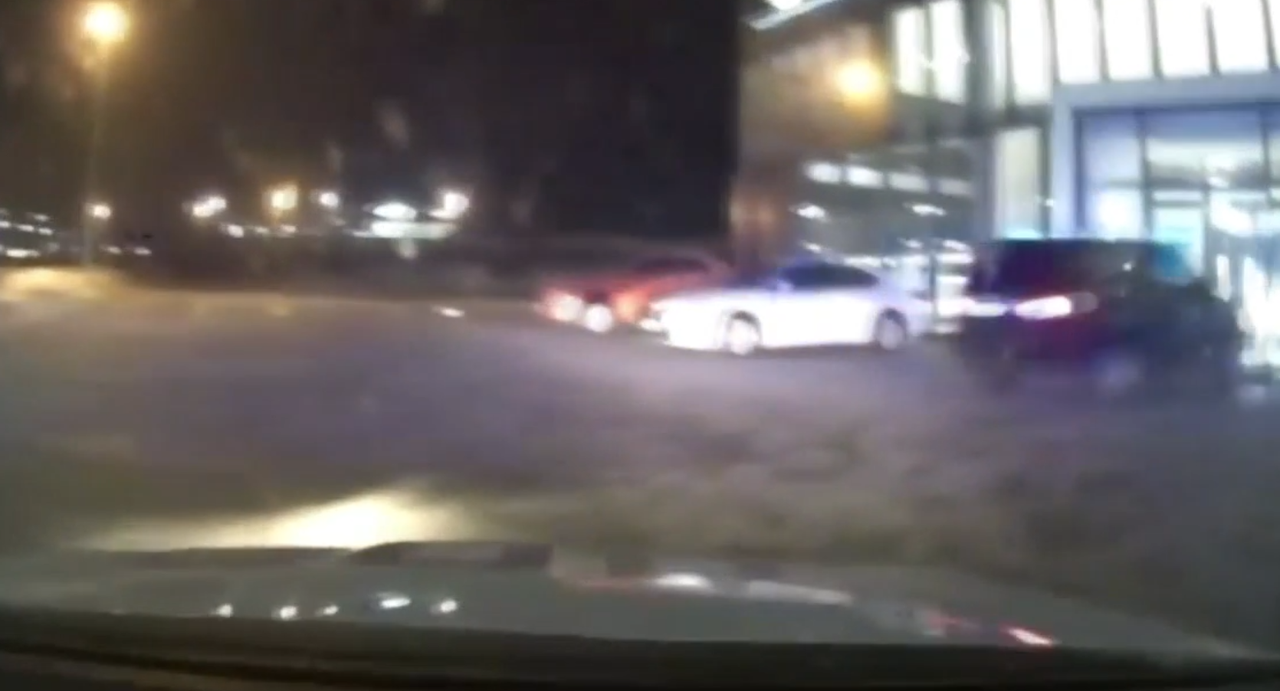 Водитель уходил от погони и снес двери автосалона