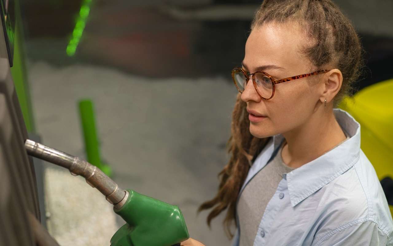 Эксперт рассказал, можно ли определить «паленый» бензин по цвету и запаху