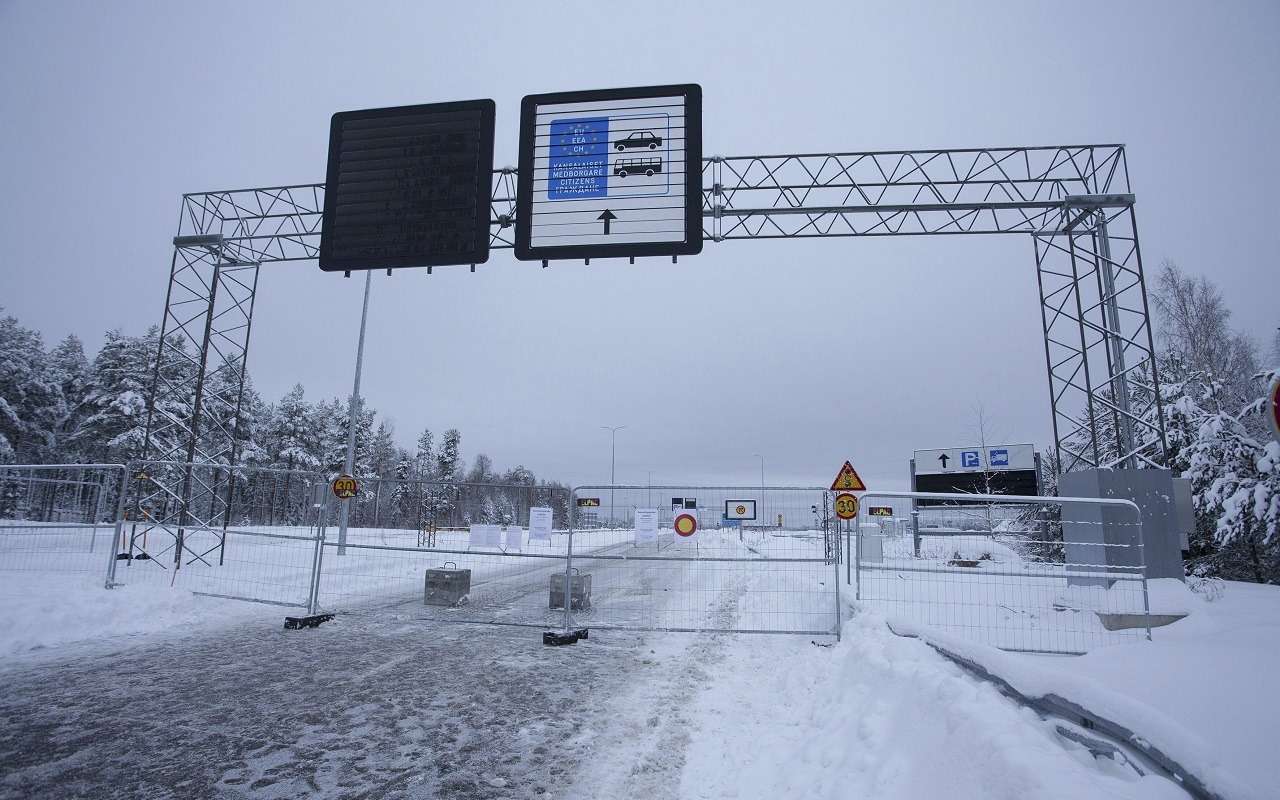 Власти Финляндии решили пока не открывать границу с Россией