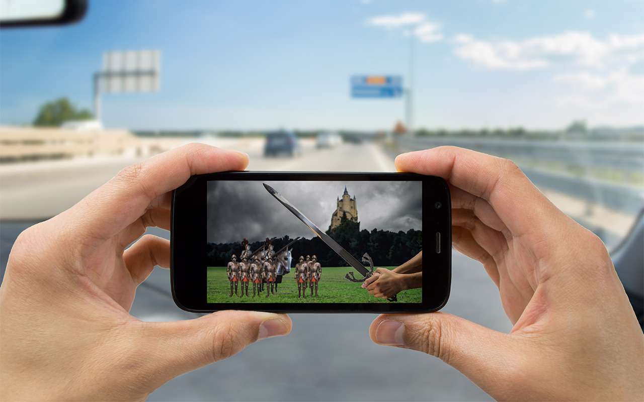 Водитель автобуса ехал и смотрел сериал. ГИБДД не смогла его наказать!